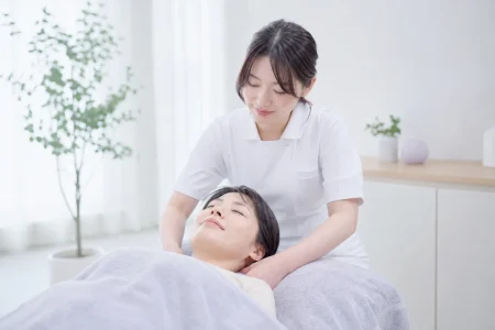 首や肩まわりのケアを受けるイメージ