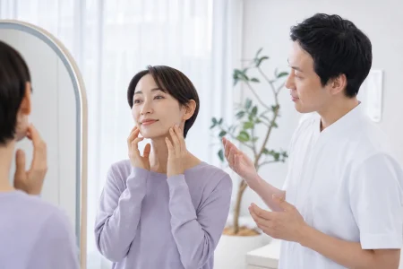 顔まわりの悩みを相談する女性のイメージ