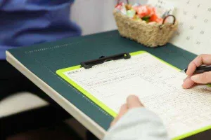 顔の歪みの原因を特定するための徹底的なカウンセリングと問診