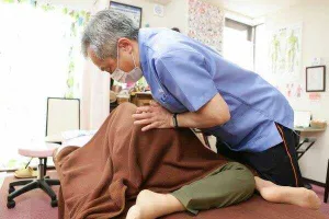 バキバキしない痛みのないソフトな無痛整体による顔の歪み矯正