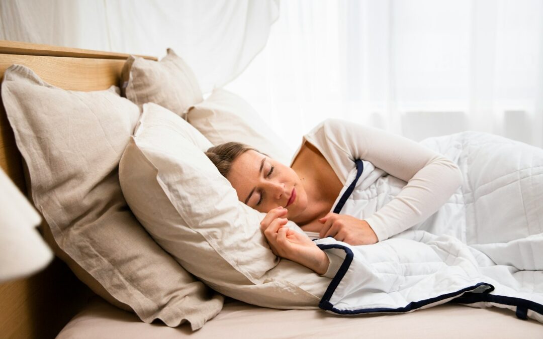 顔の歪みと睡眠の関係性。寝る姿勢と枕の見直しで改善を促す