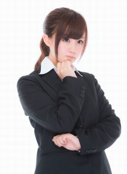 考えている女性のイラスト