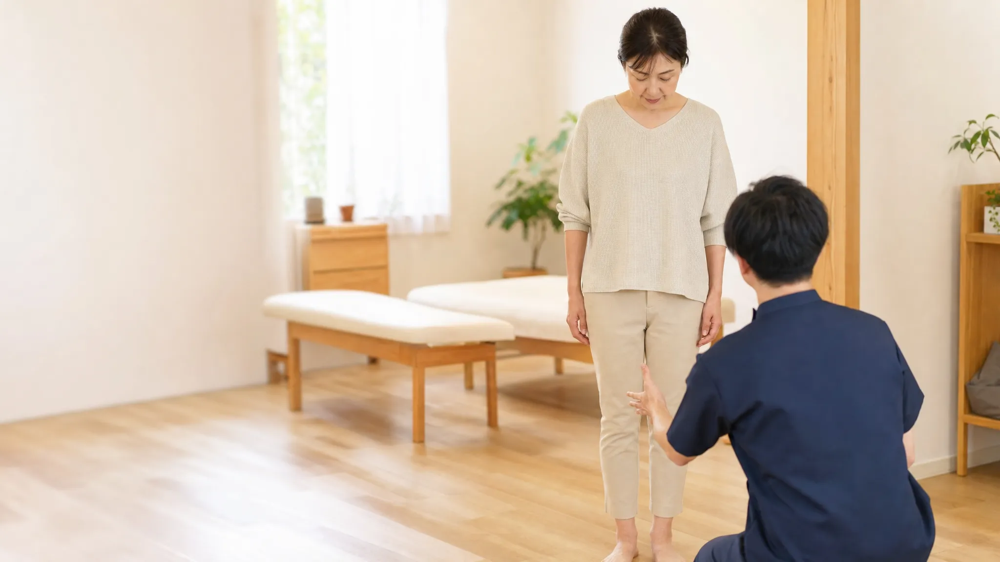 阿倍野区でO脚矯正を受ける女性と整体師